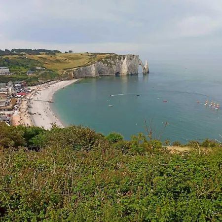 In Etretat Near Cliffs & * ボルドー・サン・クレール