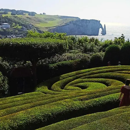 In Etretat Near Cliffs & * ボルドー・サン・クレール